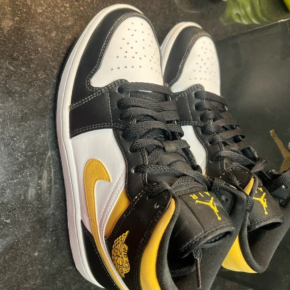 Sz 7.5  Air Jordan 1 Mid 